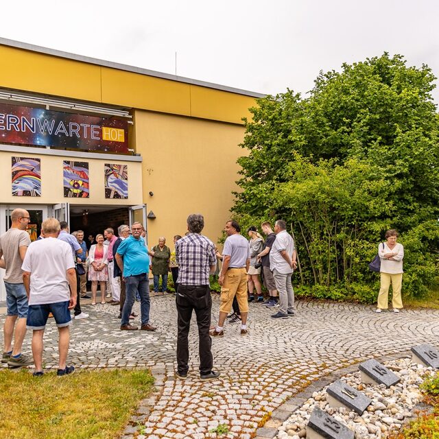 Besucherinnen und Besucher warten vor der Sternwarte.