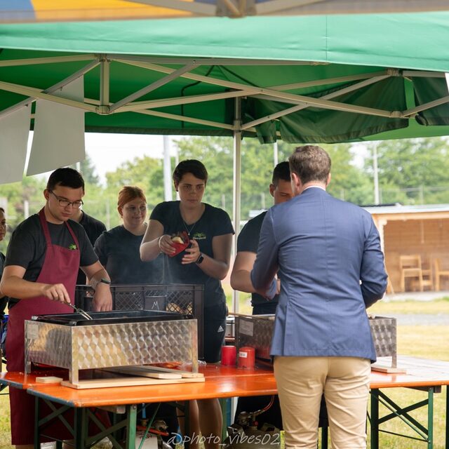 Im Außenbereich kümmert sich das Team der Landjugend um die Bewirtung.