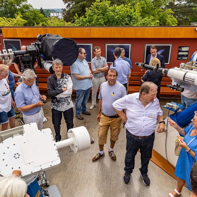 Besucherinnen und Besucher erhalten Einblicke in Teleskope und Technik.