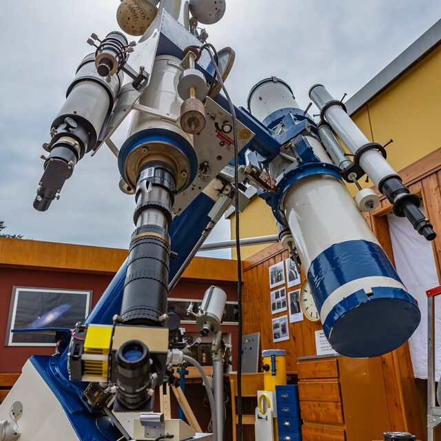 Mehrere Teleskope auf der Plattform zeigen die technische Ausstattung.
