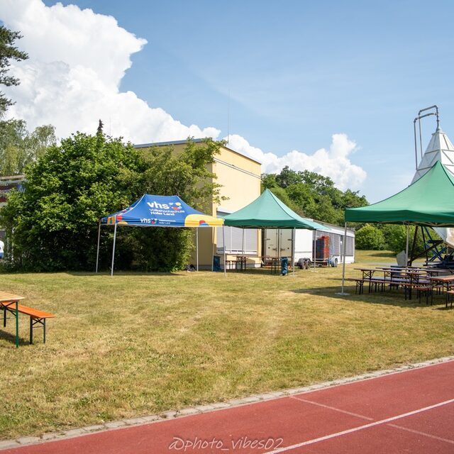 Die Sternwarte und die Pavillons liegen direkt am Sportgelände.