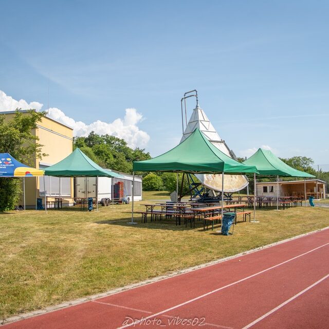 Vom Sportplatz aus ist das Jubiläumsgelände mit den Zelten zu sehen.