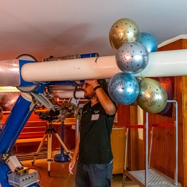 Ein großes Teleskop auf der Beobachtungsplattform ist mit Ballons dekoriert.