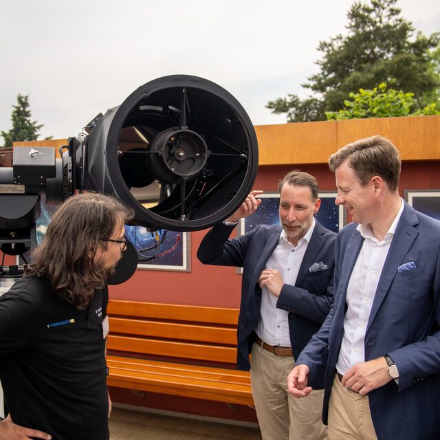 Landrat und Bürgermeister infromieren sich über die Teleskope.