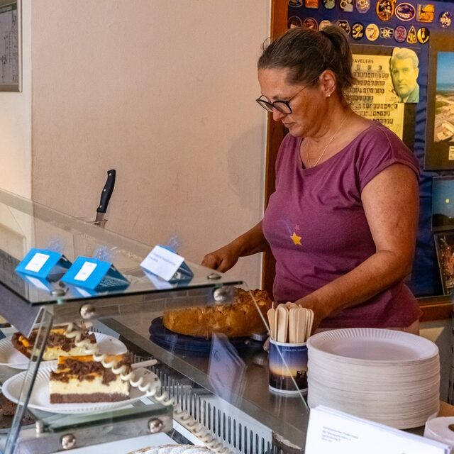 Am Buffet werden Kaffee und Kuchen für die Besucherinnen und Besucher bereitgestellt.