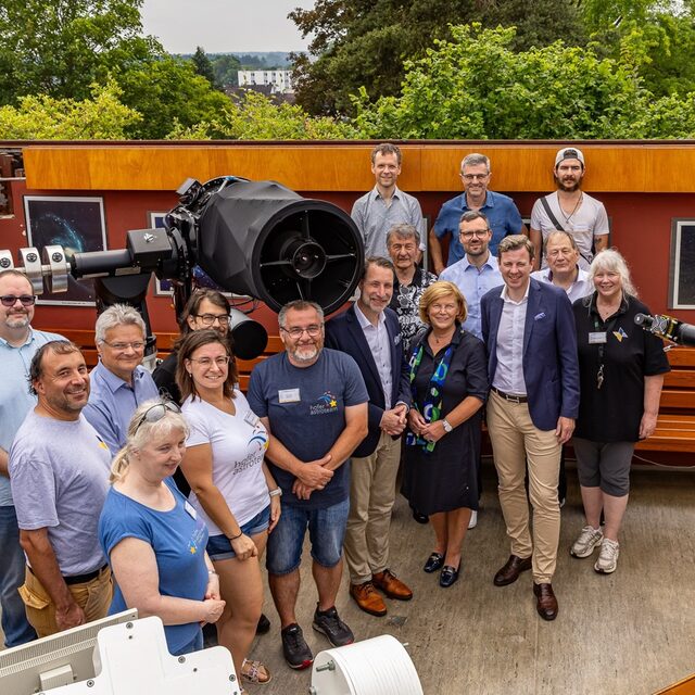 Ehrengäste und Astroteam stellen sich zum Gruppenfoto auf.