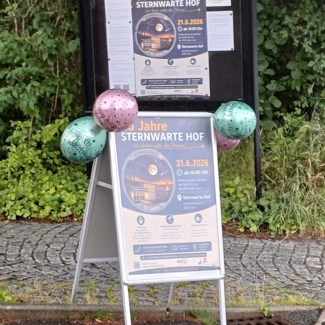 Infotafeln weisen auf das Jubiläum und die Angebote der Sternwarte hin.