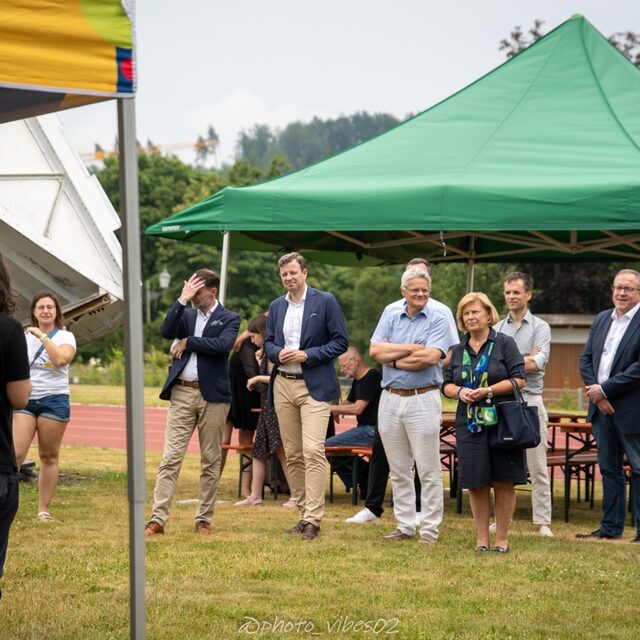 Der offizielle Teil findet vor den Pavillons auf der Wiese statt. Ehrengäste lauschen der Ausführung des Sternwartenleiters.