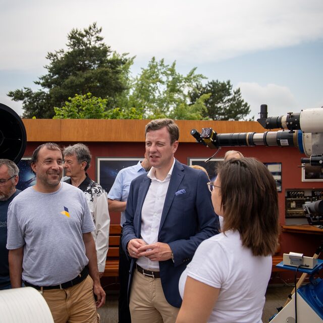 Landrat im Gespräch mit den Mitgliedern des Astroteams.