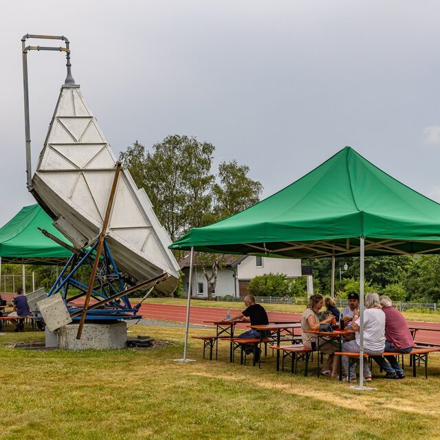 Pavillons, Sitzplätze und Radioteleskop prägen das Jubiläumsgelände.