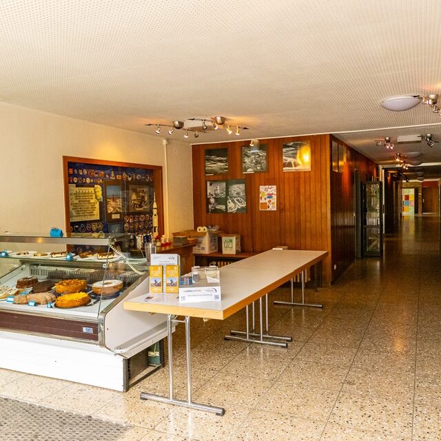 Im Foyer sind Tische und Kuchen für die Gäste vorbereitet.